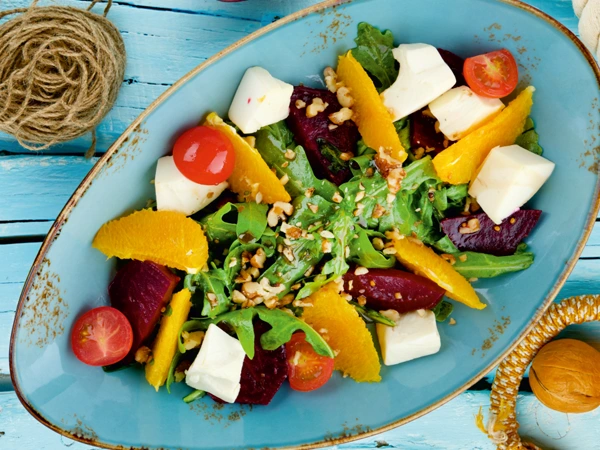 Lavlagi va Feta pishloqli salat