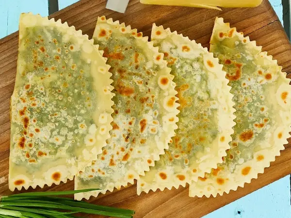 Kutabi o'tlar va pishloq bilan (1 dona)