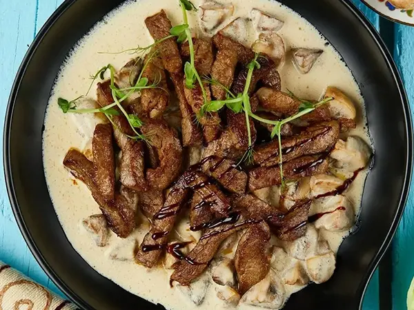 Qo'ziqorinli sousda mol go'shti filesi