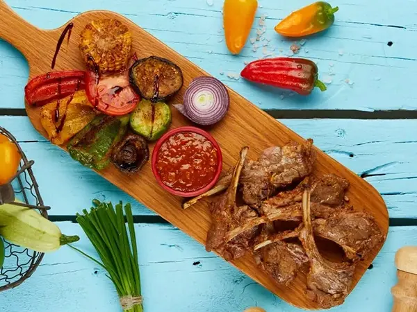 Qo'y go'shtidan panjara qilingan raf