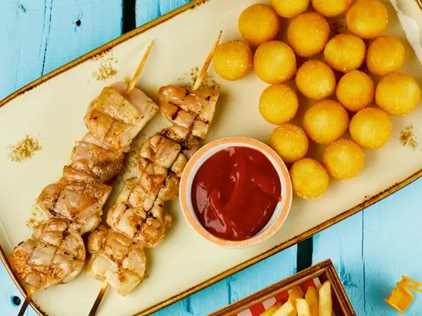 Kartoshka sharlari bilan tovuq kaboblari