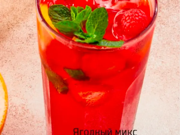 Berry aralashmasi stakani